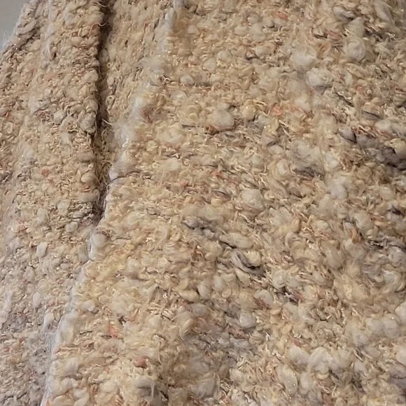 Thick fuzzy shawl with feather - Picture 4 of 11